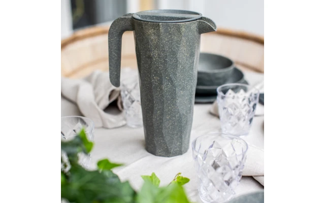 Koziol Club Pitcher Superglas Kanne Mit Deckel 1,5 Liter Nature Ash Grey 7 Koziol Club Pitcher Superglas Kanne Mit Deckel 1,5 Liter Nature Ash Grey – Bild 5